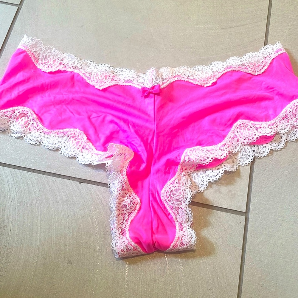 NWT Victoria’s Secret tanga M
